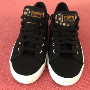 Tennis shoes